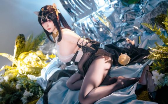 碧蓝航线星之迟迟COS：演绎潋滟水色镇海的性感与智谋
