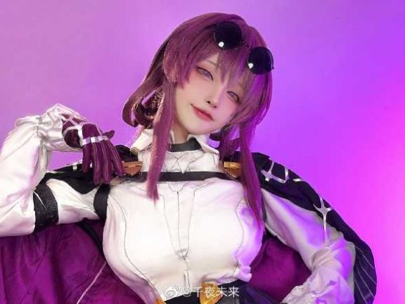 千夜未来卡芙卡COS：带你领略性感优雅与战斗的完美结合