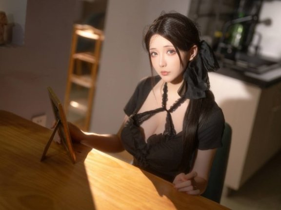 星之迟迟黑色诱惑COS：演绎孤寂与魅惑并存的未亡人太太