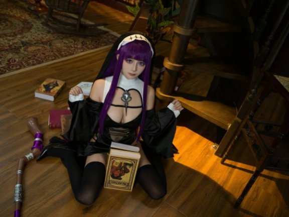 魔法少女桜井宁宁COS：诠释黑礼服菲伦的魔法魅力与性感