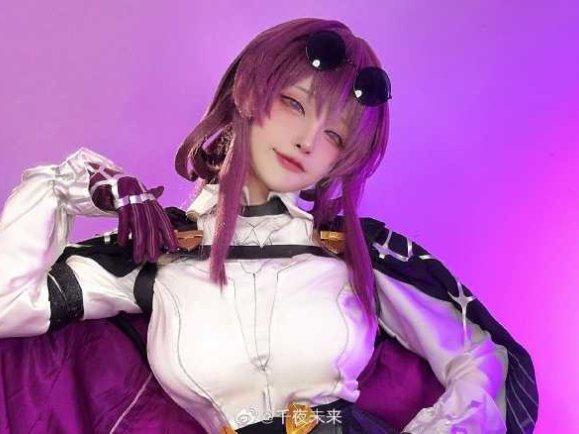 千夜未来卡芙卡COS：带你领略性感优雅与战斗的完美结合