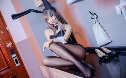 面饼仙儿樱岛麻衣COS：演绎兔女郎学姐的性感与青春迷离
