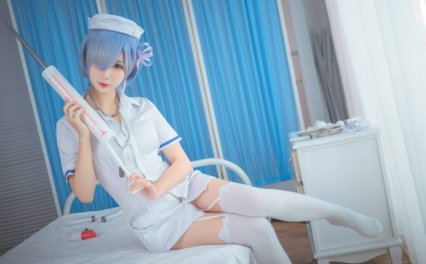面饼仙儿蕾姆COS：演绎异世界护士小姐姐的性感与干练