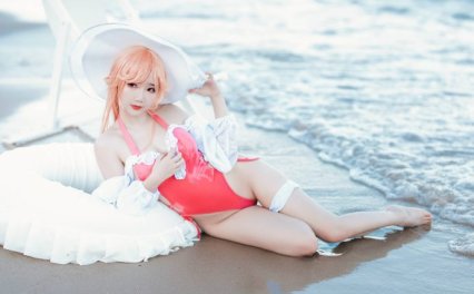 碧蓝航线黎塞留COS：面饼仙儿倾情演绎夏日泳装性感魅力