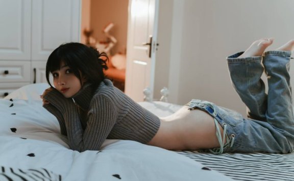 Rioko凉凉子吉他妹妹COS：青春活力与自然魅力的完美融合