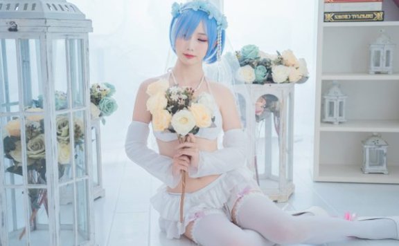 当可爱遇上性感：面饼仙儿的花嫁蕾姆COS，浪漫到极致