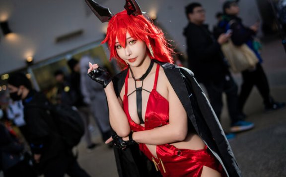 兔兔胜利女神妮姬小红帽COS，火力全开红色魅力引爆FF现场