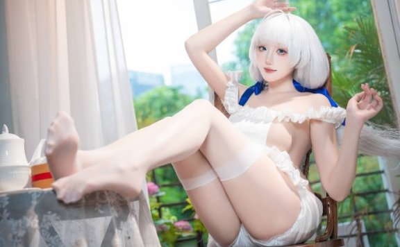 瓜希酱女仆光辉COS：完美演绎碧蓝航线舰娘的性感与优雅