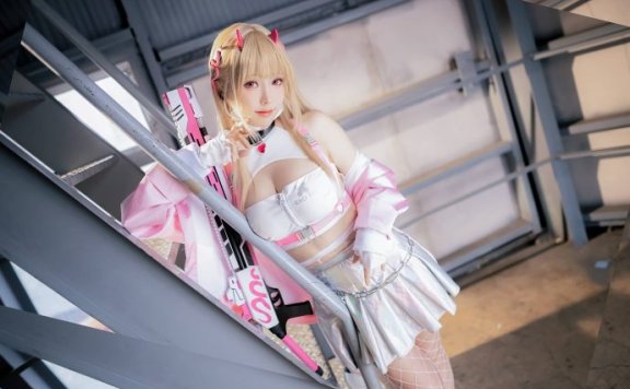 ElyEE子胜利女神COS：展现妮姬毒蛇的军师智慧与致命魅力