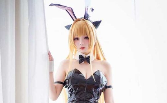 冷傲与性感的绝妙碰撞：嶋葵完美cos兔女郎版的金色暗影