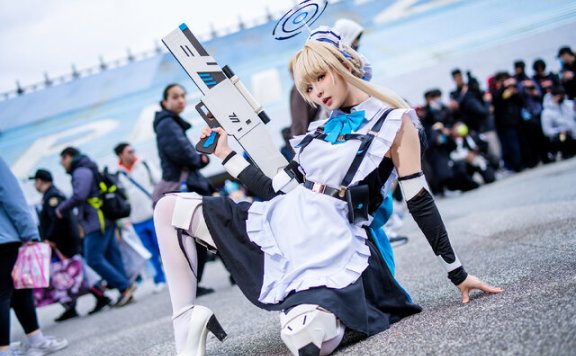 蔚蓝档案飞鸟马时COS：李彩睿化身科技女仆惊艳亮相FF44