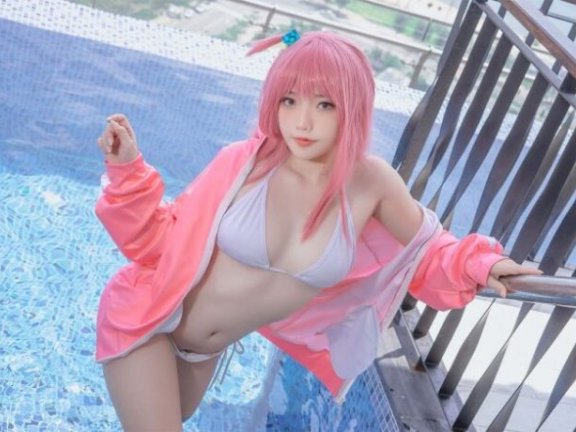 泳装后藤独COS：Messie Huang突破常规带来别样夏日魅力