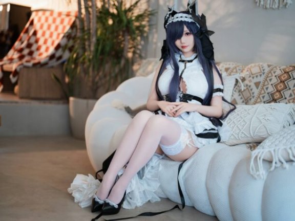 面饼仙儿奥古斯特COS:演绎铁血女王的冷艳与女仆的温柔