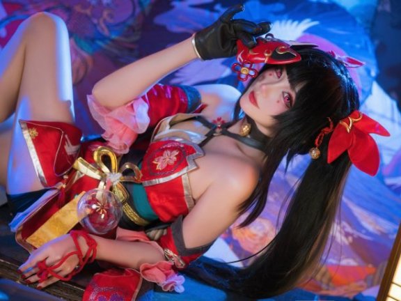 红黑交织的戏剧人生：瓜希酱cos假面愚者花火的神秘面纱