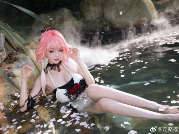 走路摇ZLY鸣潮COS：完美诠释长离的温柔美丽与极致魅惑