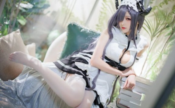 碧蓝航线小南宫COS：演绎女仆版奥古斯特的冷艳与致命诱惑