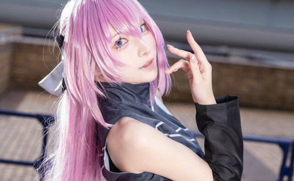 天川清香巡音流歌COS：再现优雅性感与知性的虚拟歌姬