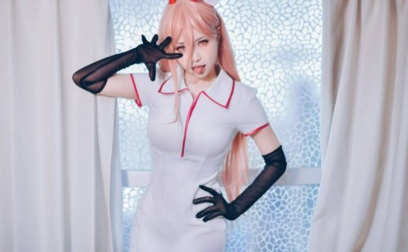 从血之恶魔到护士小姐姐：ElyEE子cos帕瓦的狂野与诱惑