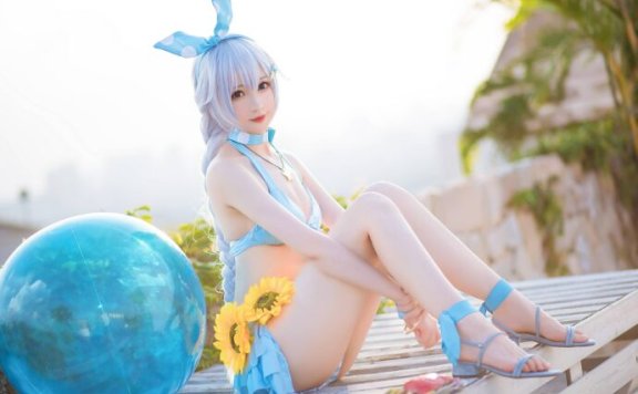 泳池边的女武神：小南宫cos琪亚娜·卡斯兰娜的青春与魅力