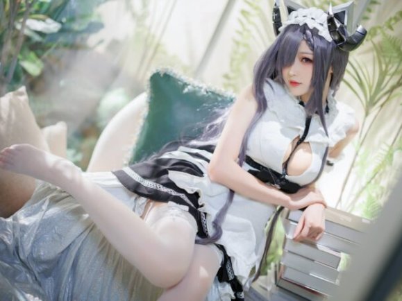 碧蓝航线小南宫COS：演绎女仆版奥古斯特的冷艳与致命诱惑