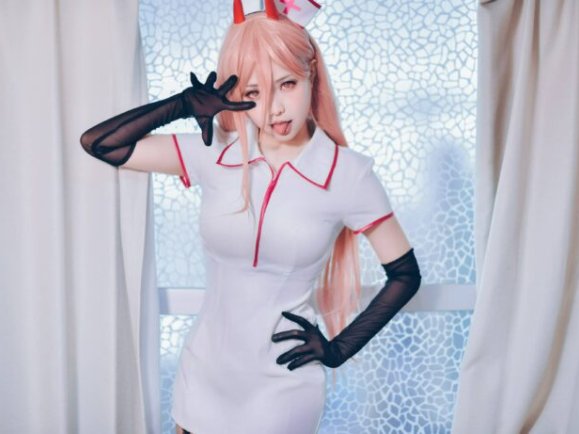 从血之恶魔到护士小姐姐：ElyEE子cos帕瓦的狂野与诱惑