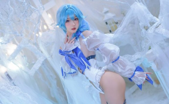 冰封优雅：阿包也是兔娘原神·优菈COS展现性感与冷艳魅力