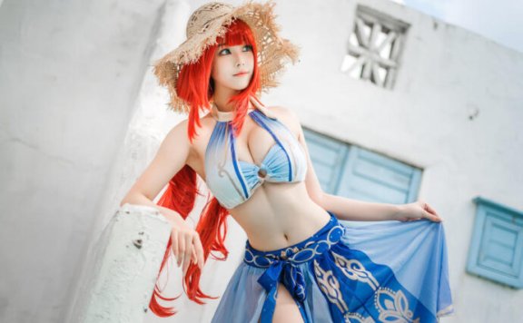 原神蜜汁猫裘COS：演绎夏日水岸泳装版妮露的灵动与优雅