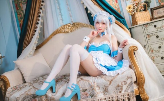碧蓝航线瓜希酱COS：演绎女仆小天鹅的性感俏皮与优雅
