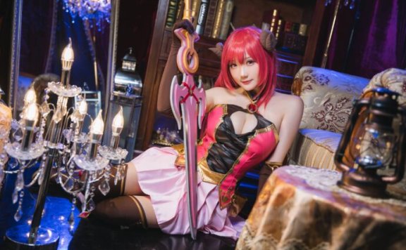 公主连结！瓜希酱COS：演绎性感教师支仓伊绪的魅惑魅力