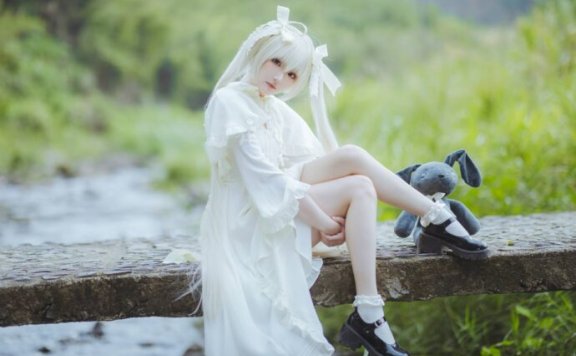 缘之空瓜希酱COS：春日野穹，忧郁与深情交织的唯美演绎