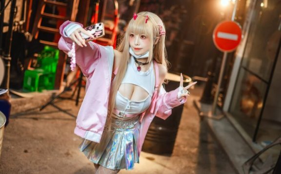 性感与危险交织：蜜汁猫裘胜利女神毒蛇cos演绎致命魅力