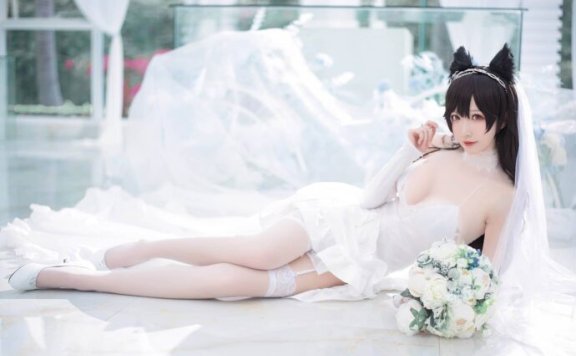 小南宫爱宕COS：演绎碧蓝航线婚纱版舰娘的温柔与诱惑