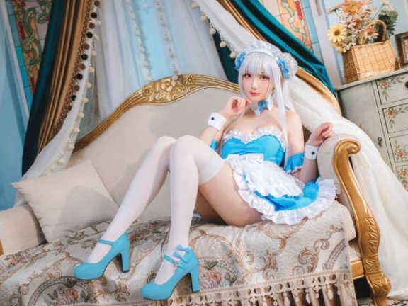 碧蓝航线瓜希酱COS:演绎女仆小天鹅的性感俏皮与优雅