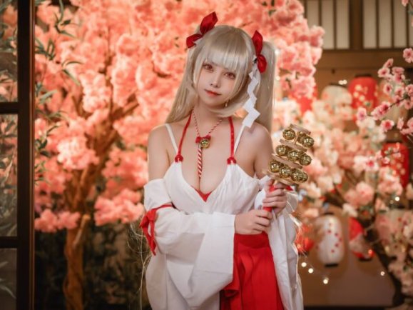 碧蓝航线巫女魅影：蜜汁猫裘可畏cos优雅与性感的完美交融