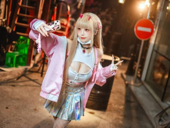 性感与危险交织：蜜汁猫裘胜利女神毒蛇cos演绎致命魅力