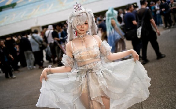 蒴saku灰姑娘COS：透明战裙演绎SSR级妮姬的性感与高贵