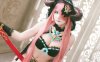 霜月shimo的娜露梅COS：黑蓝战装与魅惑眼神的完美展现
