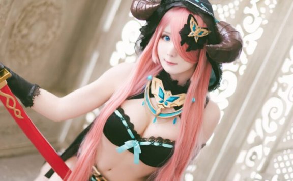 霜月shimo的娜露梅COS：黑蓝战装与魅惑眼神的完美展现