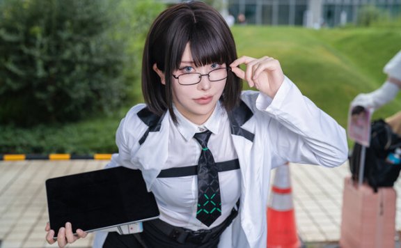 科研女神玛娜COS：山中おくら诠释知性与性感并存的魅力