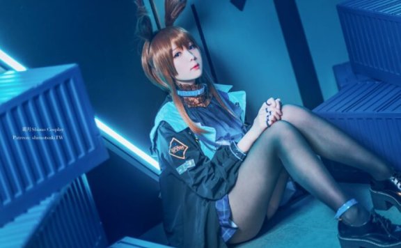 明日方舟霜月shimoCOS：阿米娅在蓝紫光中展现温柔与决心