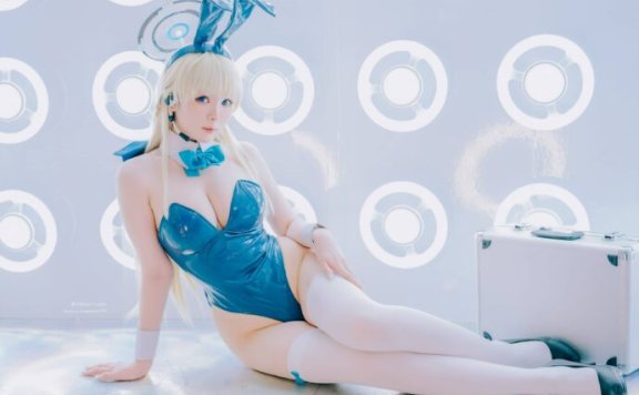 霜月shimo蔚蓝档案飞鸟马时COS:未来科技感十足的兔女郎