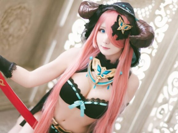 霜月shimo的娜露梅COS：黑蓝战装与魅惑眼神的完美展现