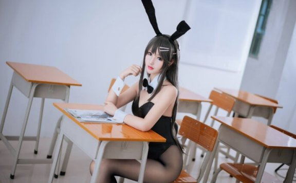 羽生三未樱岛麻衣COS：兔女郎造型演绎青春的温柔与孤独