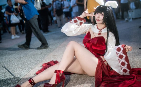 兔耳巫女与高衩泳衣:葵Aoi的大山COS颠覆性诠释惊艳全场