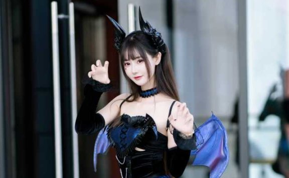 羽生三未原创COS:展现性感与俏皮的融合的小恶魔魅力