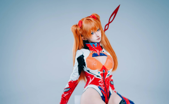 蠢沫沫明日香COS:展现EVA二号机战斗女王的英气与魅力