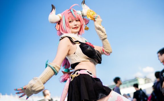 Suzuran瓦雷莎COS:FF45漫展现场甜度超标,这松弛感绝了