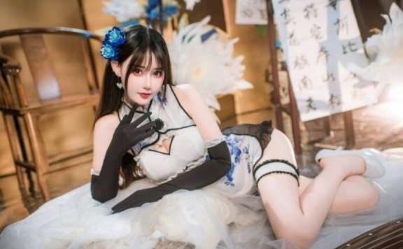 艳娘幻梦谭羽生三未COS：青花瓷旗袍演绎古典与性感的交响
