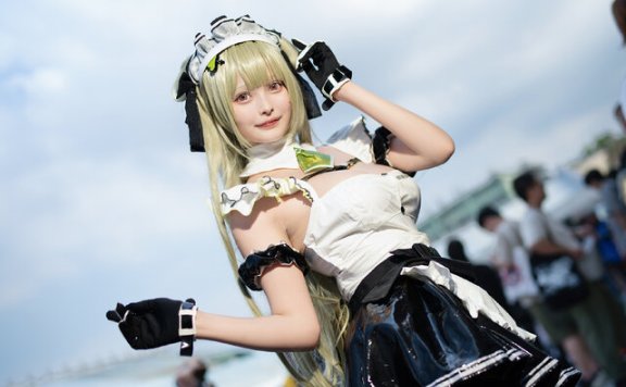 Suzura铃木FF45惊艳亮相:演绎妮姬索达cos女仆装治愈全场