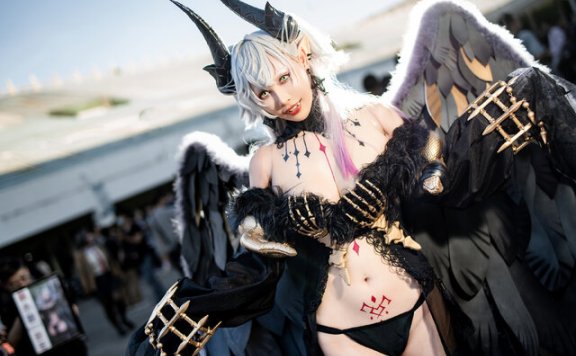 妖艳与冷峻:Miu餓小璇COS以莉莉丝之姿在FF45惊艳全场